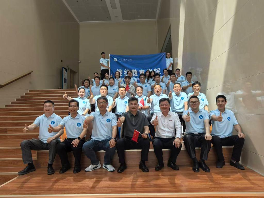 笃学致远逐光而行 终身赋能不负韶华——2026届高等学历继续教育毕业生参加学校毕业典礼